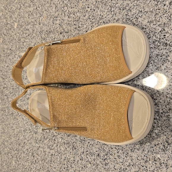 Bzees Slip On Sandals Women's Size 12M - Picture 3 of 13